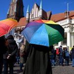 Flaggen und Regenbogenschirme: „Reichsbürger“-Treffen in Schwerin – Gegendemonstration