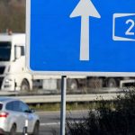 Unfälle: Reisebus fährt auf A20 gegen Auto – Fahrgäste unverletzt