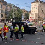 Baden-Württemberg: Auto fährt in Stuttgart in Personengruppe an Haltestelle