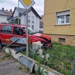 Unfälle: Geländewagen landet in Vorgarten