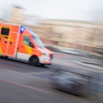Polizei ermittelt: Kollision mit Lkw – Autofahrerin lebensgefährlich verletzt