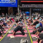 Welt-Yoga-Tag: Trotz Hitzewelle: Massen-Yoga auf New Yorks Times Square
