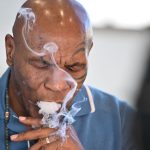Leute: Box-Ikone Mike Tyson kifft in Berlin