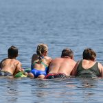 Sommer und Sonne: Volle Freibäder in Brandenburg am Hitzetag