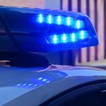 Gewalttat: Betrunkener Mann schlägt Autoscheibe ein – Baby unverletzt