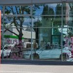 Protest gegen Tesla: Aktivisten beschmieren Tesla-Autohaus an Musks Geburtstag