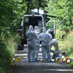 Nordrhein-Westfalen: Passanten finden Frau und Kleinkind tot an Waldweg – Identität unklar