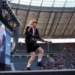 AC/DC rocken das Olympiastadion: Angus Young beeindruckt die Fans in Berlin