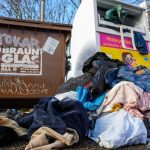 Entsorgung von Textilien: Städte kämpfen gegen Müllberge neben Altkleider-Containern
