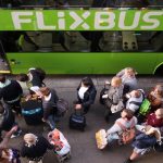 A19 bei Röbel: Flixbus kommt von der Fahrbahn ab und kippt um – 20 Menschen verletzt