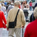 Ältere Menschen: Angebote gegen Einsamkeit von Senioren in den Städten