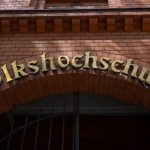 Erfolgreich nachgeholt: Schulabschluss als Erwachsener an der Volkshochschule