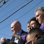 Sprecher: Argentiniens Präsident Milei bei Wahlkampfveranstaltung mit Steinen beworfen