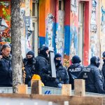 Linksextremismus: Großeinsatz mit Ramme – Polizei stürmt „Rigaer 94“