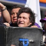 Bei Wahlkampfveranstaltung : Argentiniens Präsident Milei mit Steinen beworfen