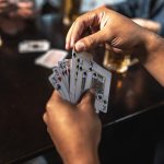 Spielzeit: In Kneipen, Parks & Co.: Diese Kartenspiele machen Stimmung – immer und überall