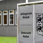 Auf frischer Tat: Mann fährt im Auto zu Prozess wegen Fahrt ohne Führerschein