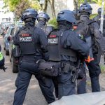 Polizeieinsatz: Tatverdächtiger soll mit Messer auf Polizei zugerannt sein