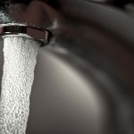 Verunreinigt: Bakterien – Greifswalder sollen Trinkwasser abkochen