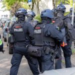Täter flüchtig: Großalarm in Essen – Schüler sticht auf Lehrerin ein