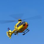 Verkehr: Auto steckt unter Traktoranhänger fest: Frau schwer verletzt