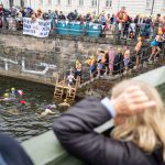 13 Grad Wassertemperatur: Dem Wetter zum Trotz: Dutzende demonstrieren in der Spree