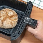Allrounder in der Küche: Mehr als nur eine Fritteuse: So backen Sie ein Brot im Airfryer
